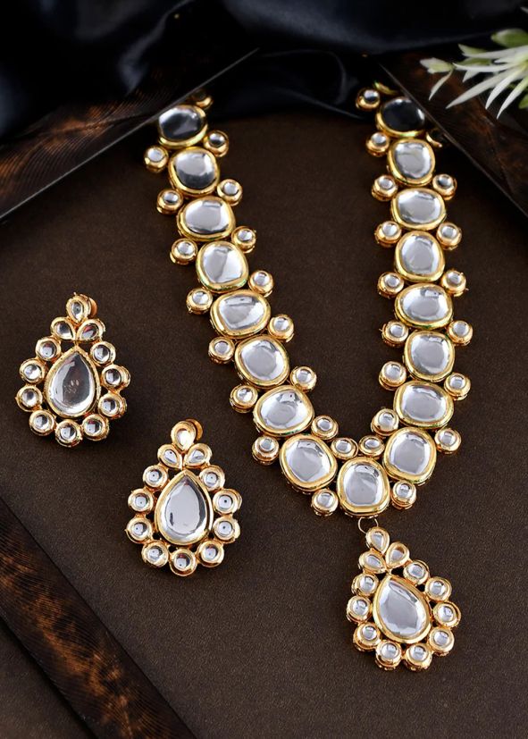 Golden Necklace Set In Kundan Work