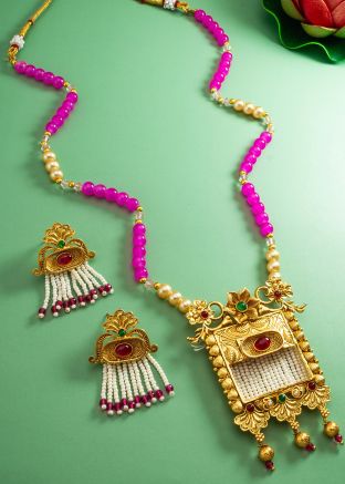 Embossed Detailed Necklace In Pink