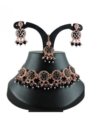 Stone & Beads Studded Necklace In Black