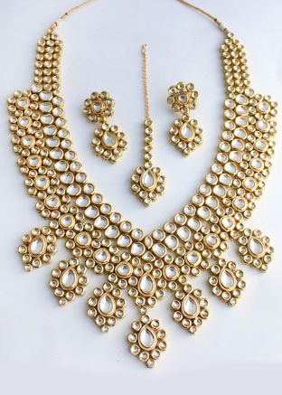 Golden Kundan Studded Necklace With Mangtikka 