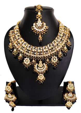 Black Stone Studded Necklace Set